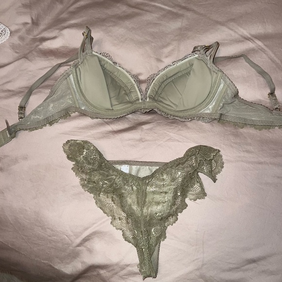 Lacey lingerie - Picture 3 of 4